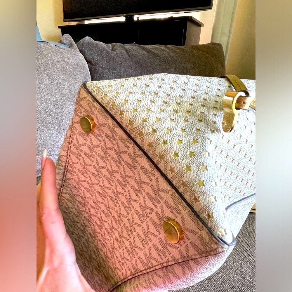 Michael Kors jet set white/cream signature tote with gold perforated stars⭐️⭐️⭐️ - Picture 6 of 14